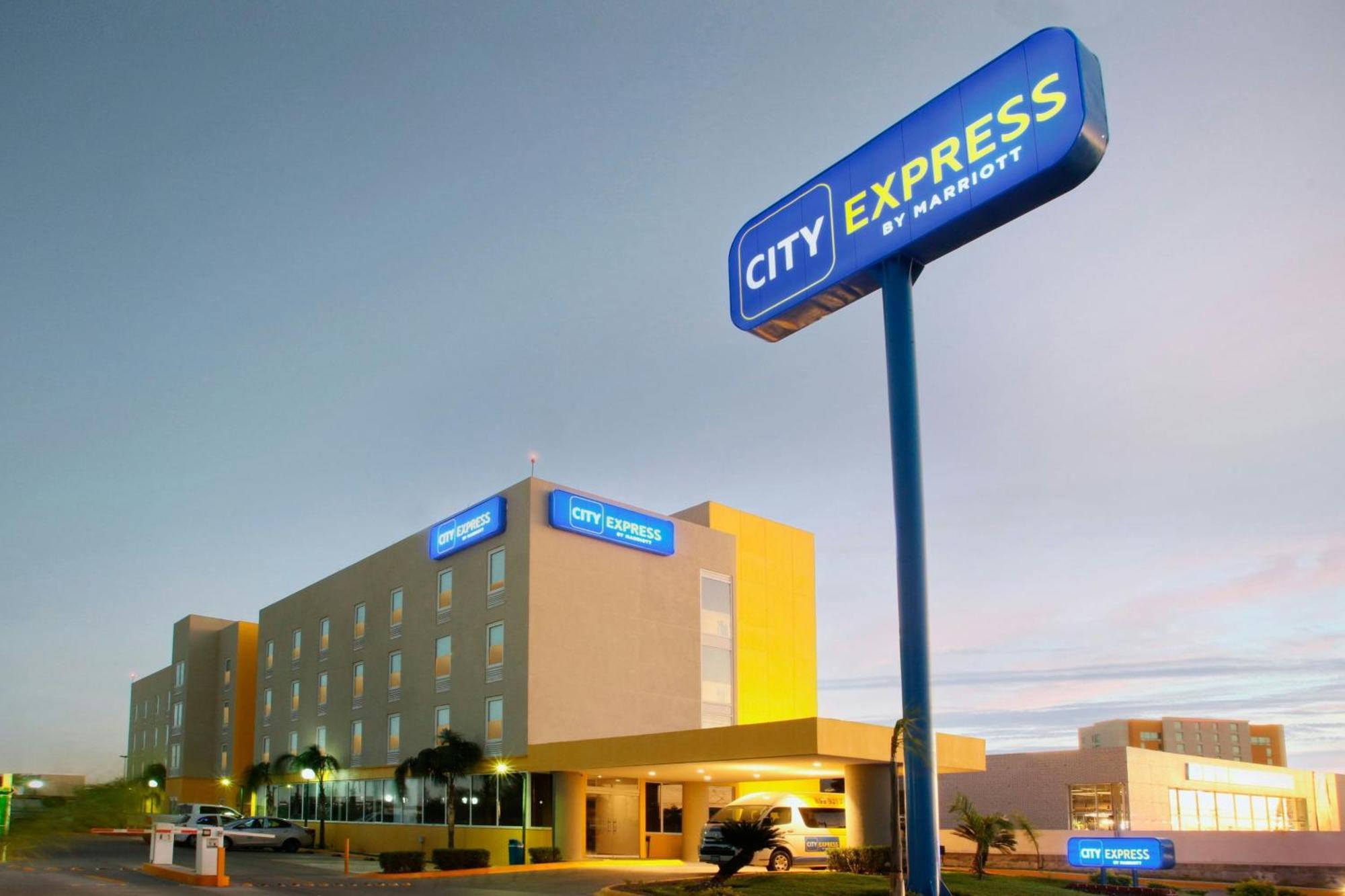 ホテル City Express By Marriott レイノサ エクステリア 写真